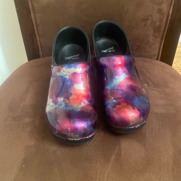 Nursing Clogs - Picture 1 of 3